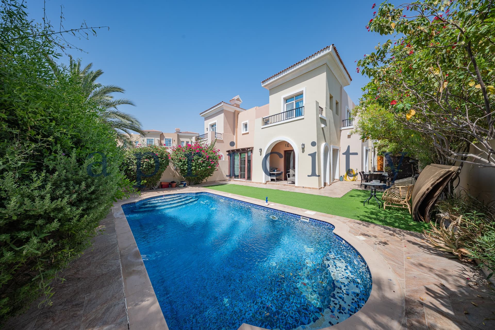 Private Pool | Lake Backing | Type 2E